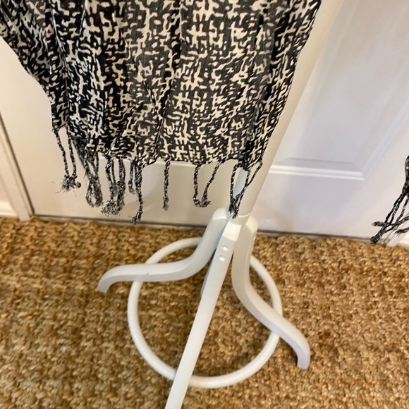 Lightweight Black and White Long Patterned Scarf with Fringe - Picture 4 of 5
